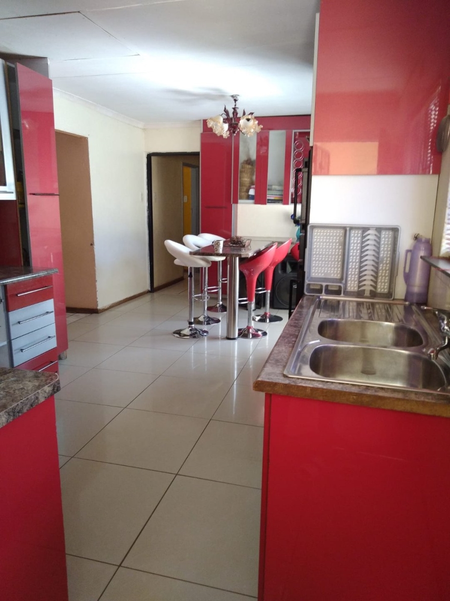 3 Bedroom Property for Sale in Molifi Tau Kloof Free State